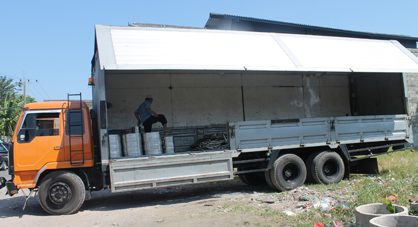 Pengiriman Produk Dengan Truk Container